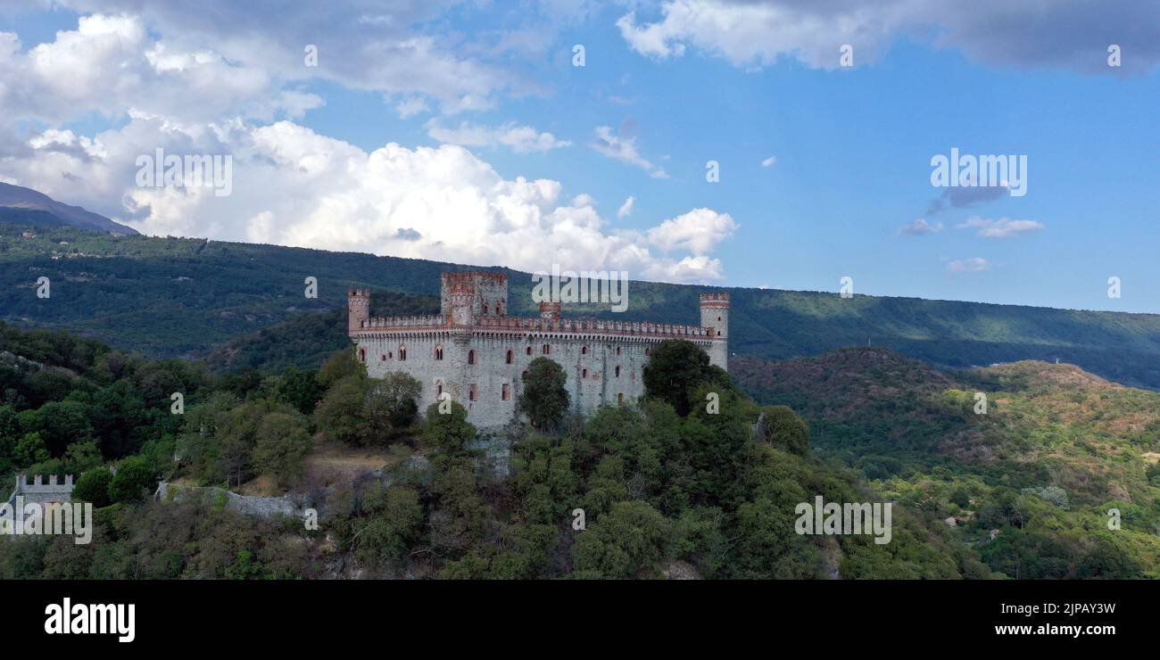 Die Burg von Montalto Dora, auf einer Höhe von 405 Metern, am Pistono-See, im moränischen Amphiteat. Montalto Dora, Turin, Italien Stockfoto