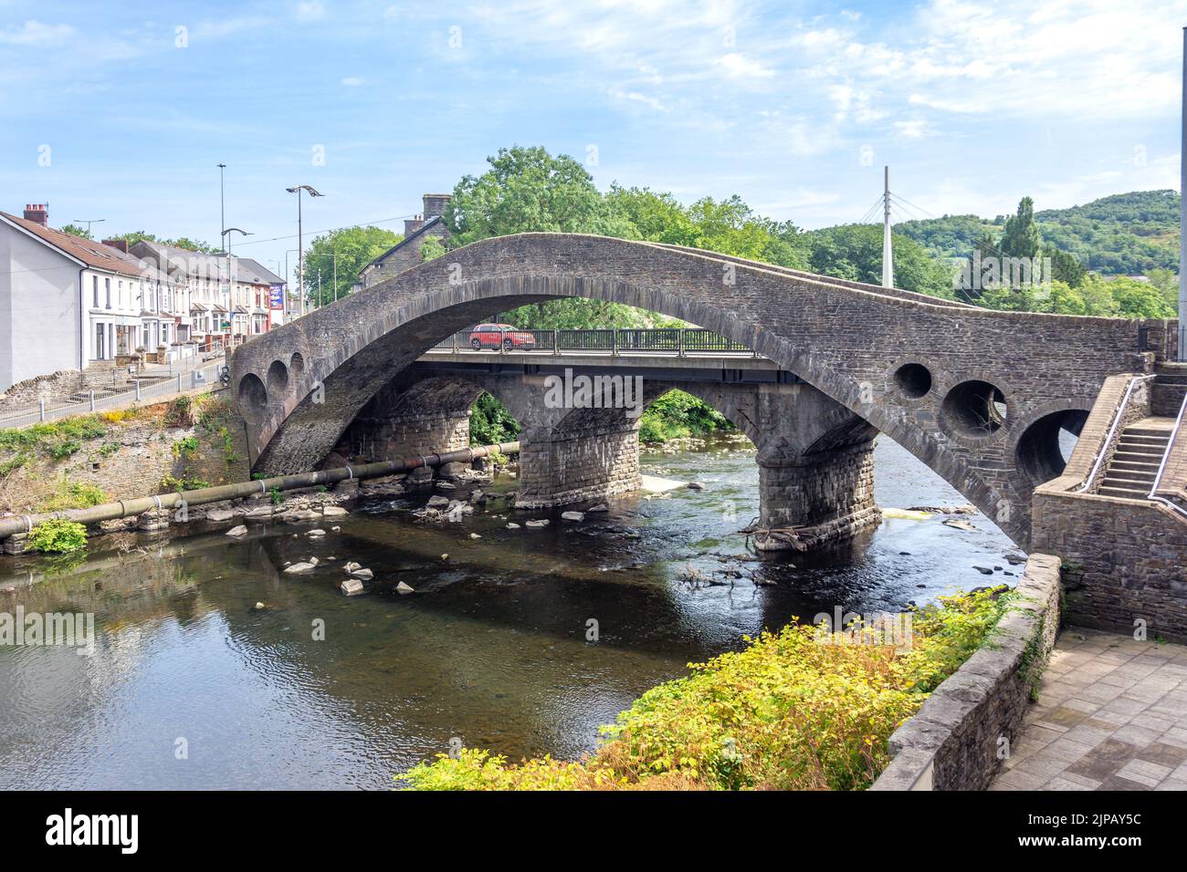 Old Bridge (Yr Hen Bont) und Victoria Bridge über den Fluss Taff, Pontypridd, Rhondda Cynon TAF, Wales (Cymru), Großbritannien Stockfoto