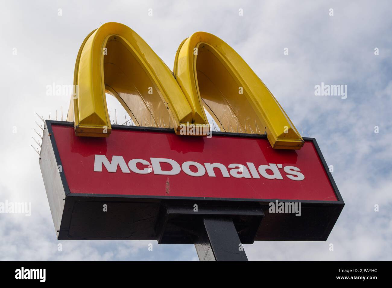 Slough, Großbritannien. 16.. August 2022. Ein McDonald's Drive Thru Restaurant in Slough. Es wird berichtet, dass der Fast-Food-Riese McDonald's eine Rekrutierungsstrategie unternimmt, um mehr als 50s Mitarbeiter wieder an den Arbeitsplatz zu bringen. Viele Restaurants haben immer noch Schwierigkeiten, Mitarbeiter zu finden, da die Menschen ihre Karriere seit der Covid-19-Pandemie verändert haben und andere Menschen jetzt lieber von zu Hause aus arbeiten. Quelle: Maureen McLean/Alamy Live News Stockfoto