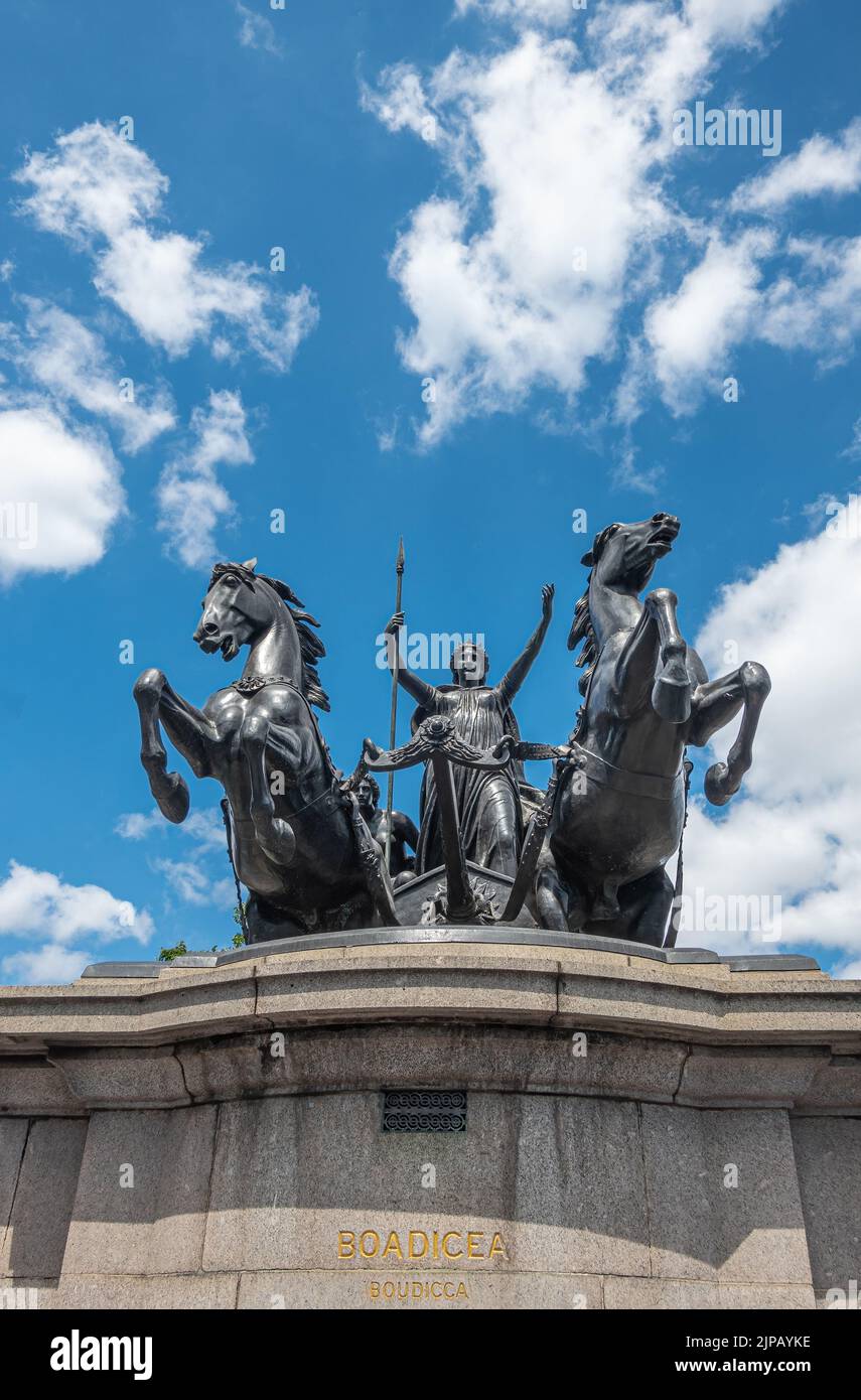 London, Großbritannien - 4. Juli 2022: Frontale Nahaufnahme der Boudiccan Rebellion Statue, die die keltische Königin zeigt, die mit einer Pferdespannweite unter blauer Wolkenlandschaft angreift. NW-CO Stockfoto