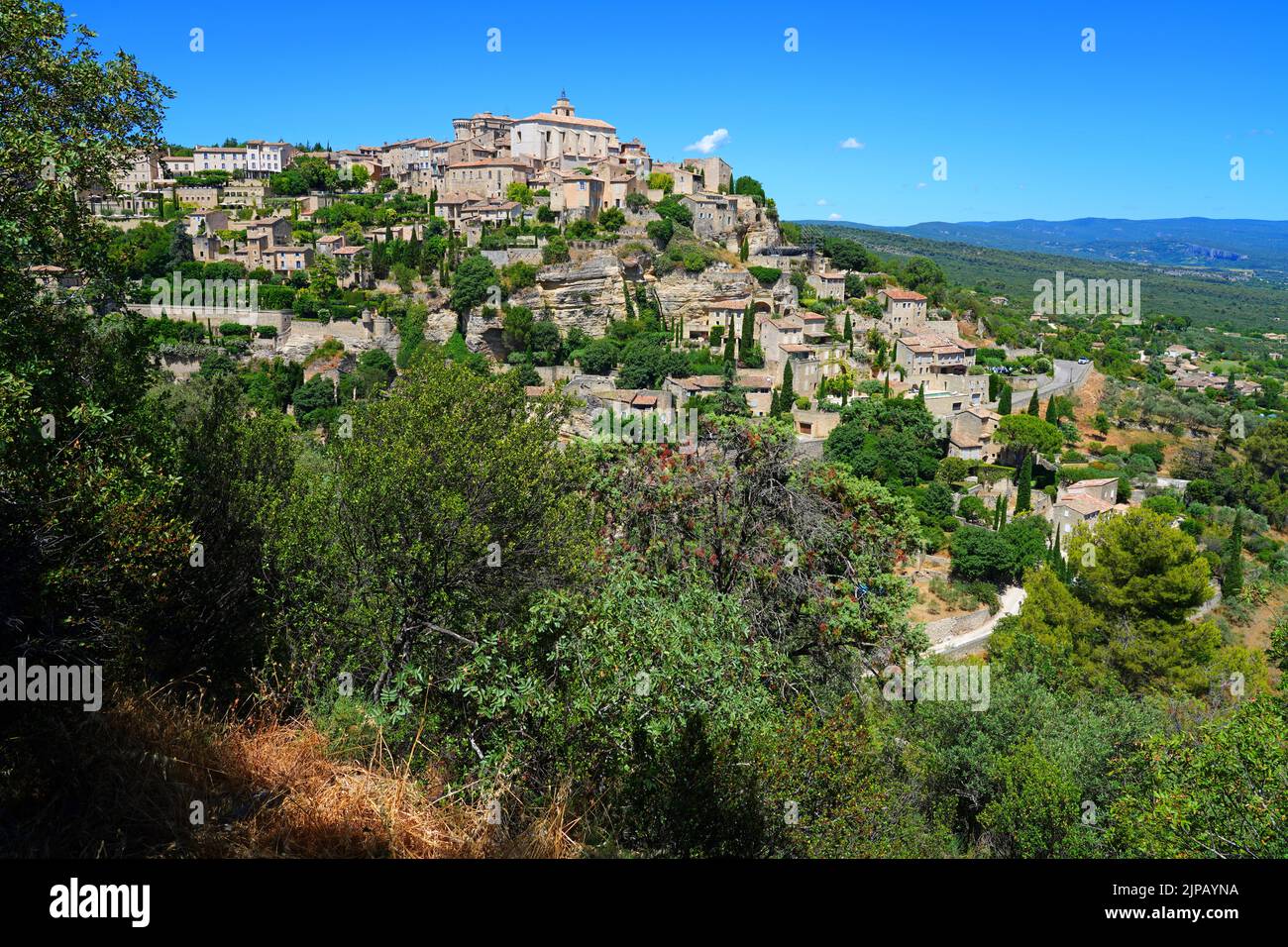 GORDES, FRANKREICH -1 JUL 2021- Blick auf Gordes, ein Wahrzeichen in der Gegend von Luberon in Vaucluse, Provence, Frankreich. Es wird als eines der 1 eingestuft Stockfoto