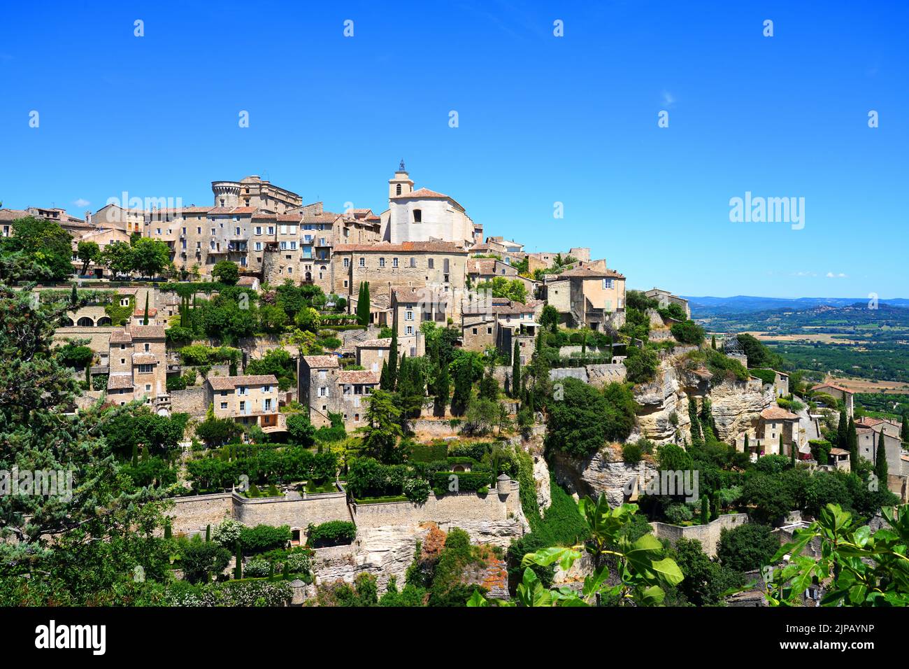 GORDES, FRANKREICH -1 JUL 2021- Blick auf Gordes, ein Wahrzeichen in der Gegend von Luberon in Vaucluse, Provence, Frankreich. Es wird als eines der 1 eingestuft Stockfoto