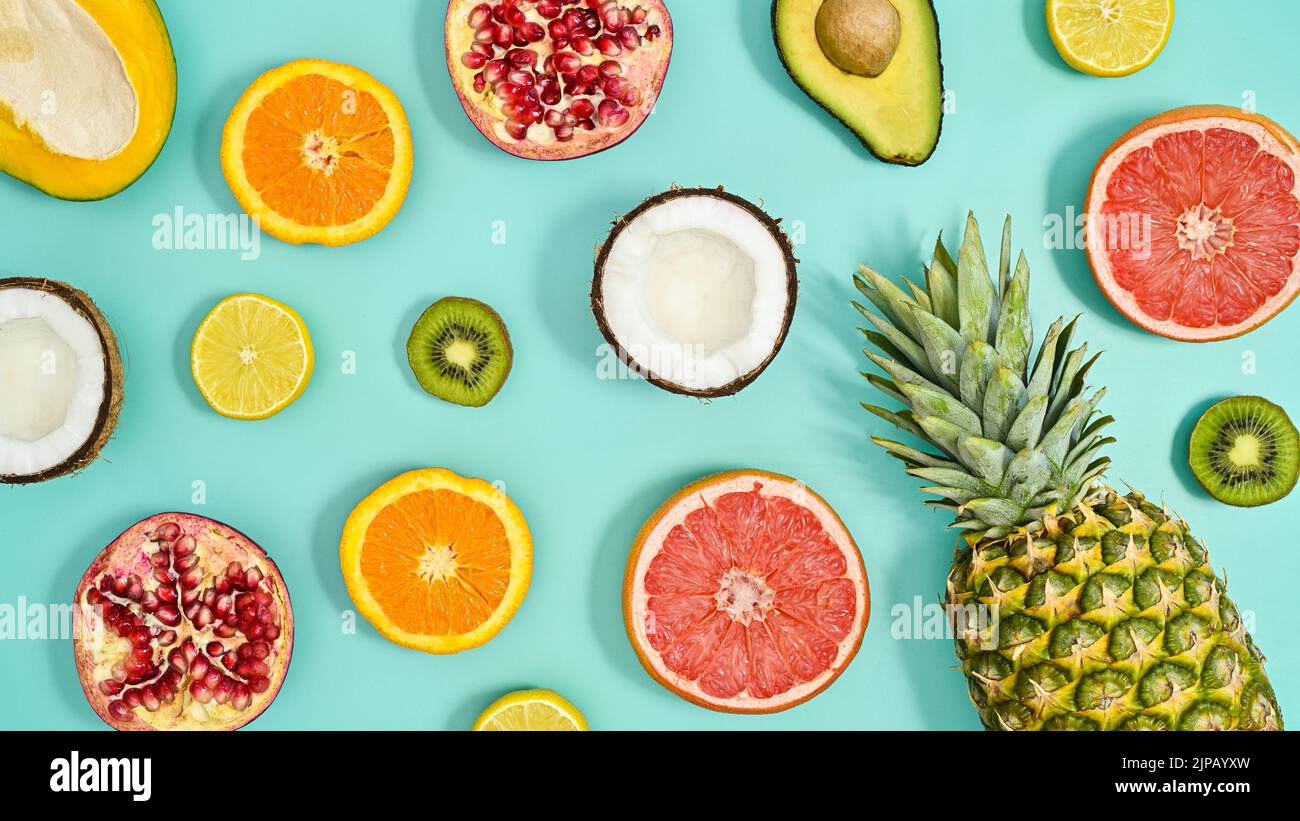 Sommerliches Tropenmuster mit exotischen Früchten auf pastellfarbenem Hintergrund. Flach liegend. Stockfoto