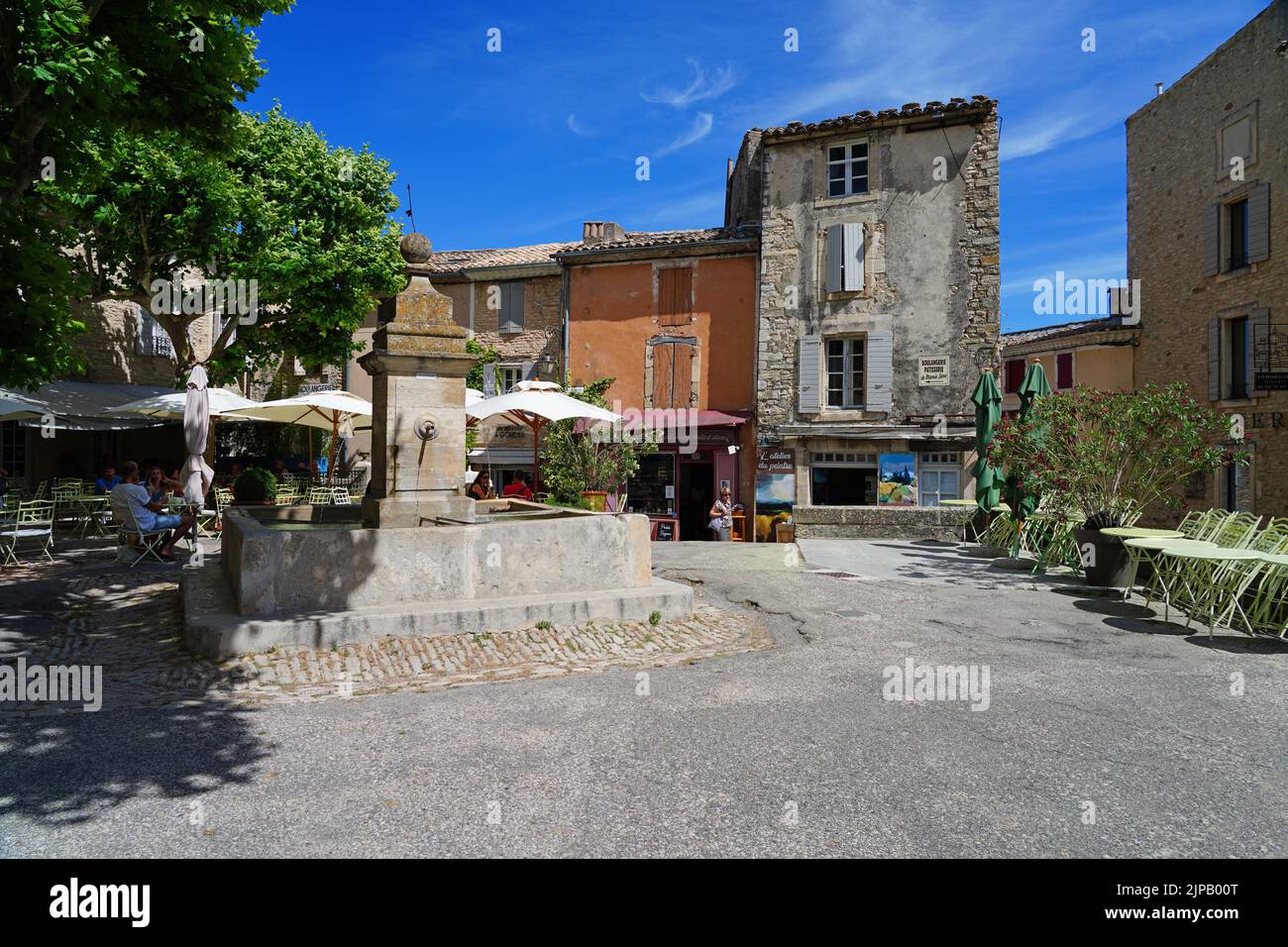 GORDES, FRANKREICH -1 JUL 2021- Blick auf die Innenstadt von Gordes, einem mittelalterlichen Dorf in der Region Luberon in Vaucluse, Provence, Frankreich. Stockfoto