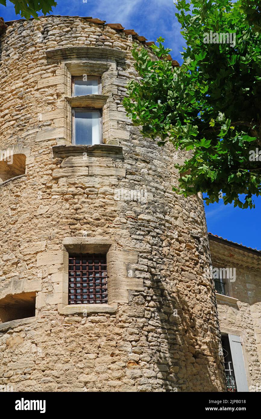 GORDES, FRANKREICH -1 JUL 2021- Blick auf das Chateau de Gordes, ein Wahrzeichen der mittelalterlichen Burg im hoch gelegenen Dorf Gordes im Luberon-Gebiet von Vaucluse Stockfoto