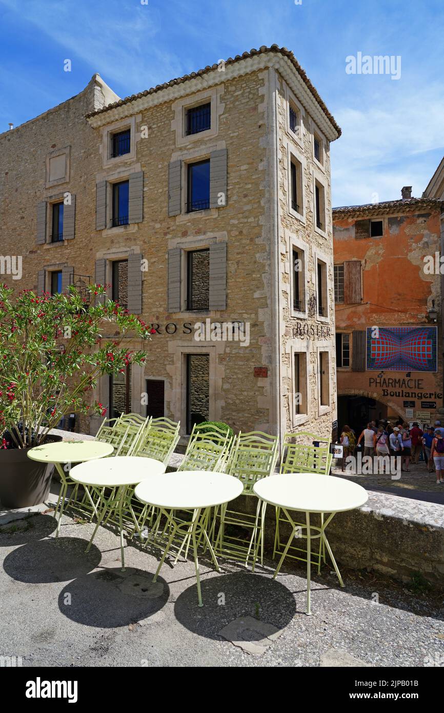 GORDES, FRANKREICH -1 JUL 2021- Blick auf die Innenstadt von Gordes, einem mittelalterlichen Dorf in der Region Luberon in Vaucluse, Provence, Frankreich. Stockfoto