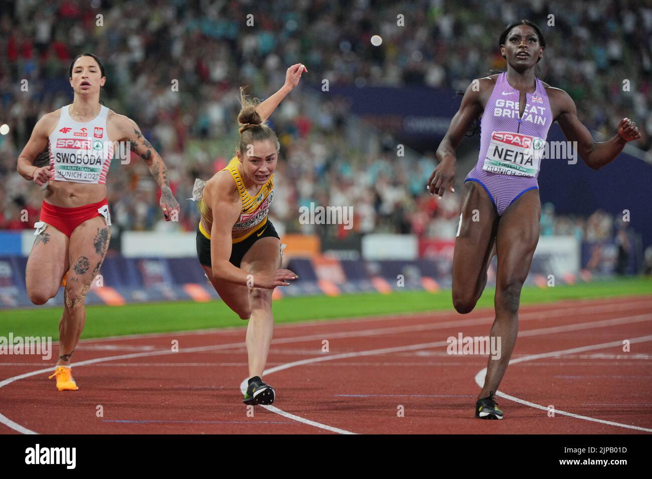 Die deutsche Gina Luckenkemper (Mitte) gewinnt im Finale der Frauen 100m die Goldmedaille, wobei die polnische Ewa Swoboda am sechsten Tag der Europameisterschaft 2022 in München Silber und die britische Daryll Neita (rechts) Bronze im Olympiastadion gewann. Bilddatum: Dienstag, 16. August 2022. Stockfoto