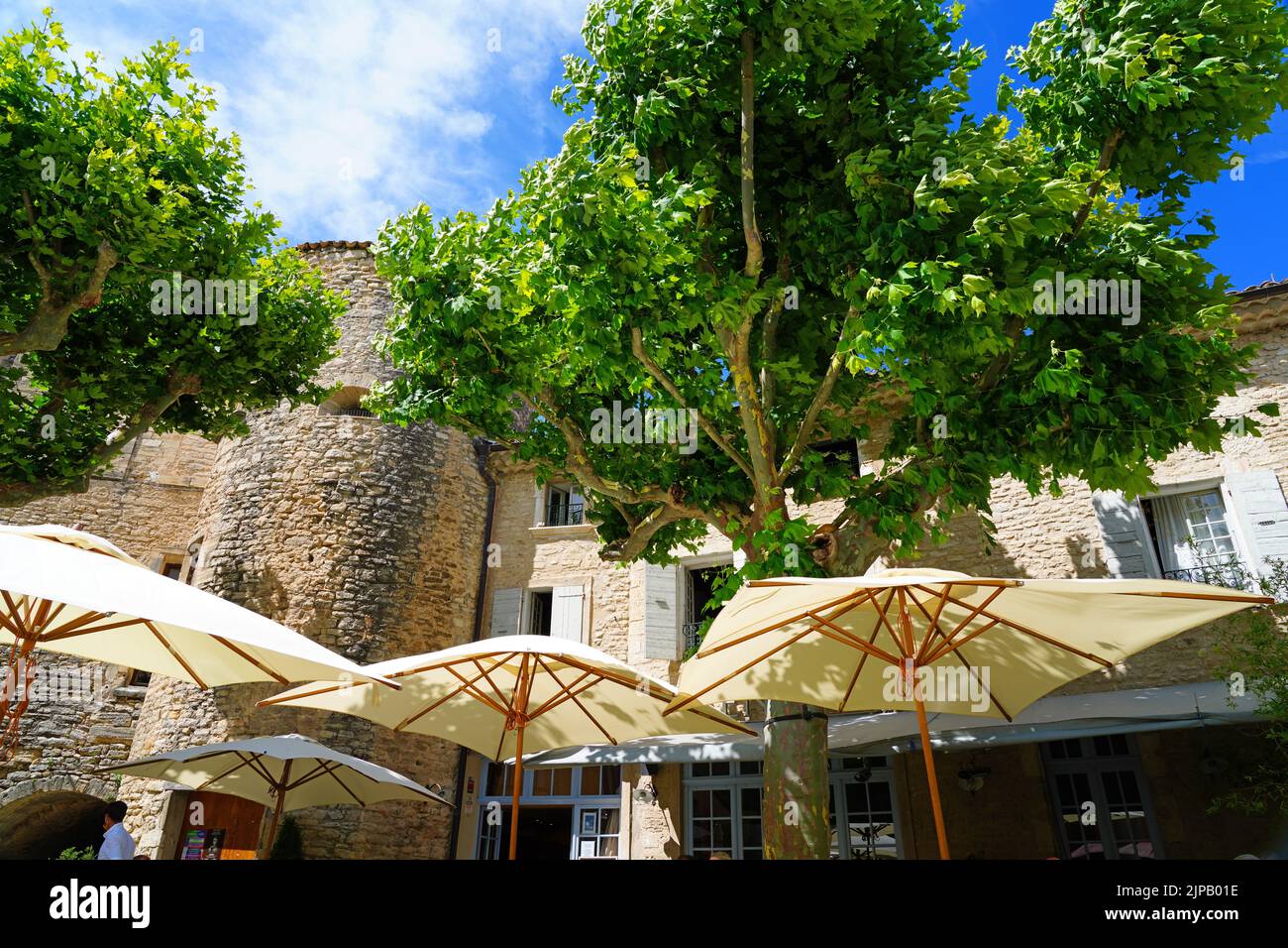 GORDES, FRANKREICH -1 JUL 2021- Blick auf die Innenstadt von Gordes, einem mittelalterlichen Dorf in der Region Luberon in Vaucluse, Provence, Frankreich. Stockfoto