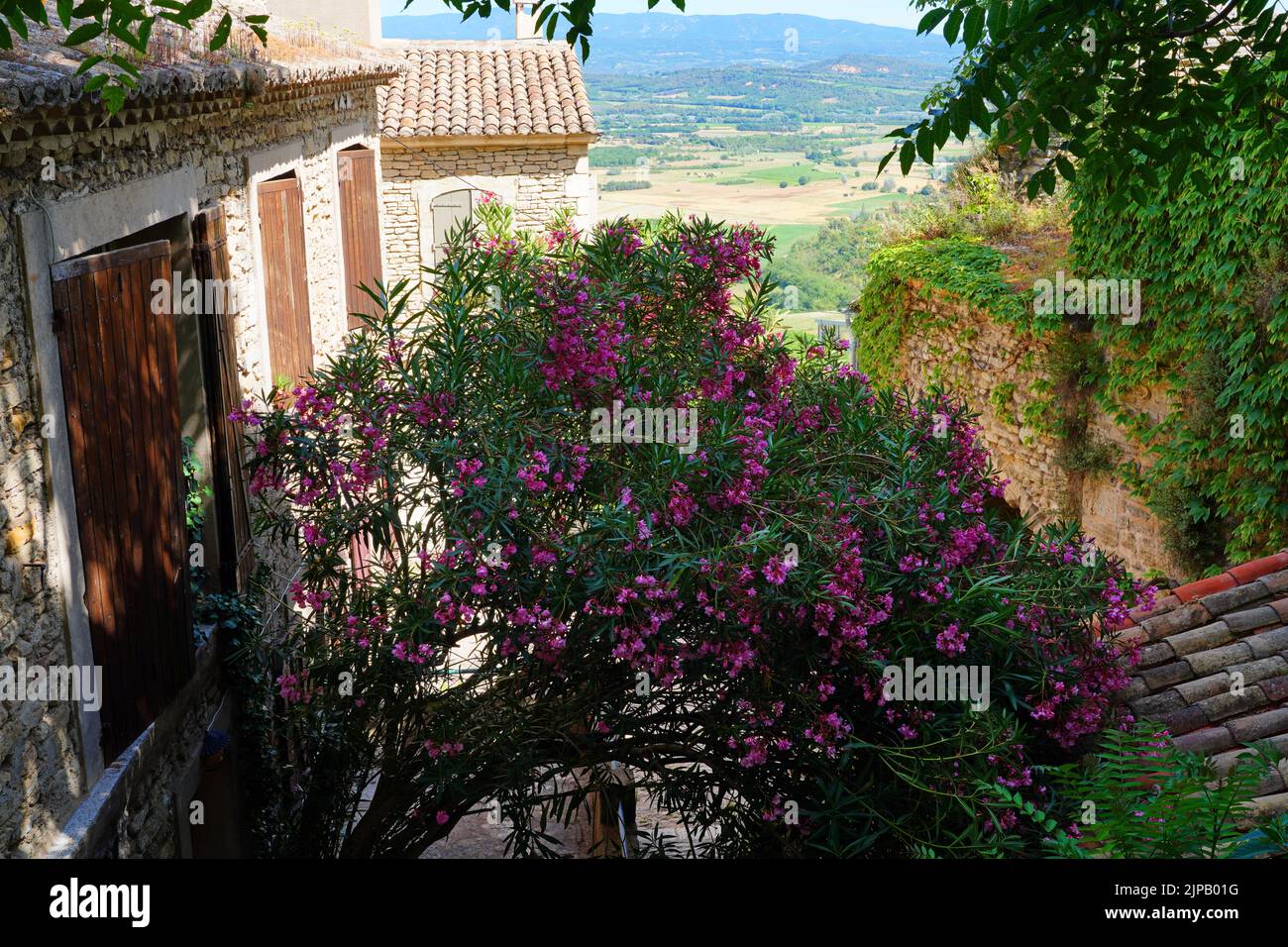 GORDES, FRANKREICH -1 JUL 2021- Blick auf die Innenstadt von Gordes, einem mittelalterlichen Dorf in der Region Luberon in Vaucluse, Provence, Frankreich. Stockfoto