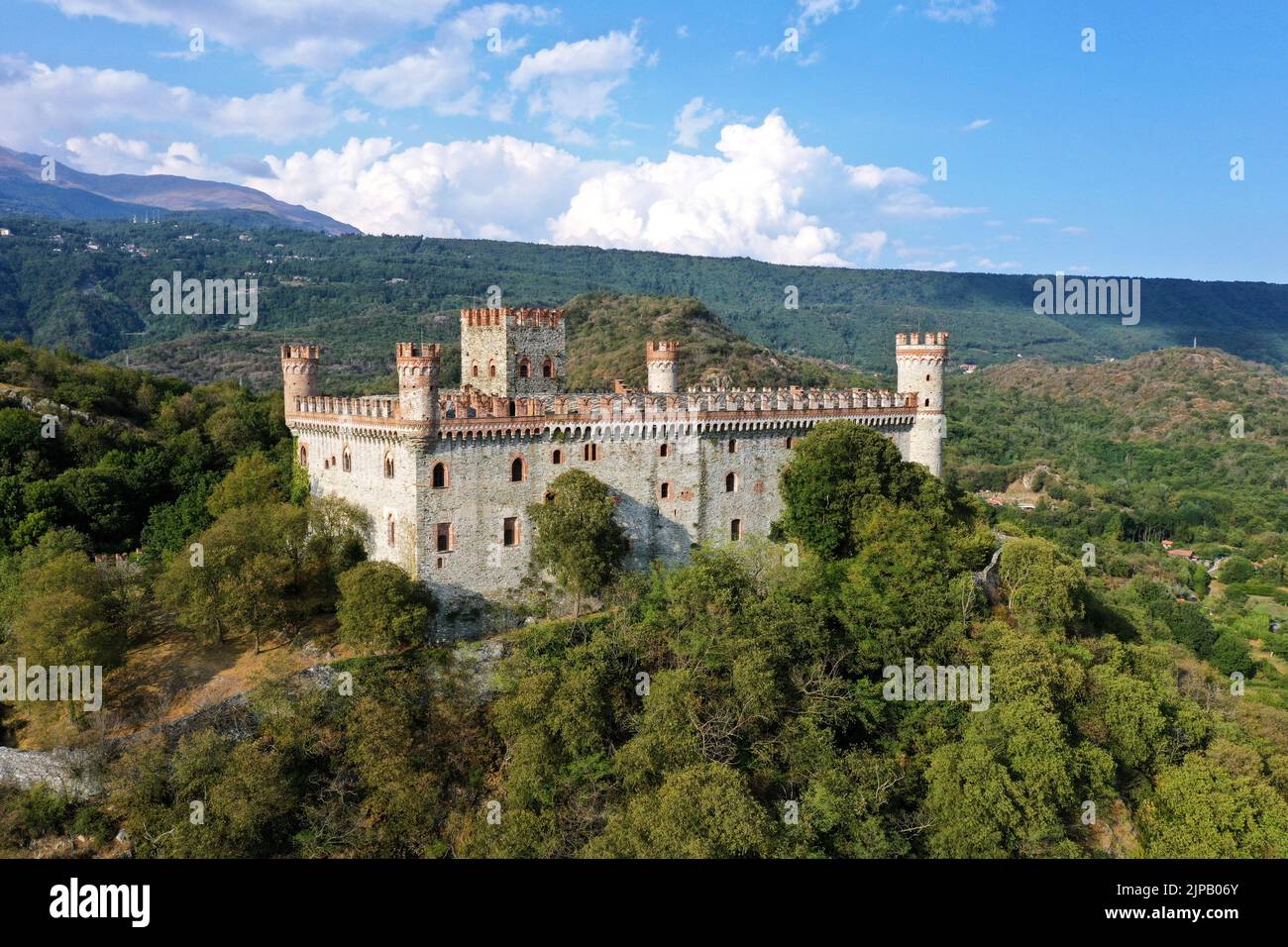 Die Burg von Montalto Dora, auf einer Höhe von 405 Metern, am Pistono-See, im moränischen Amphiteat. Montalto Dora, Turin, Italien Stockfoto