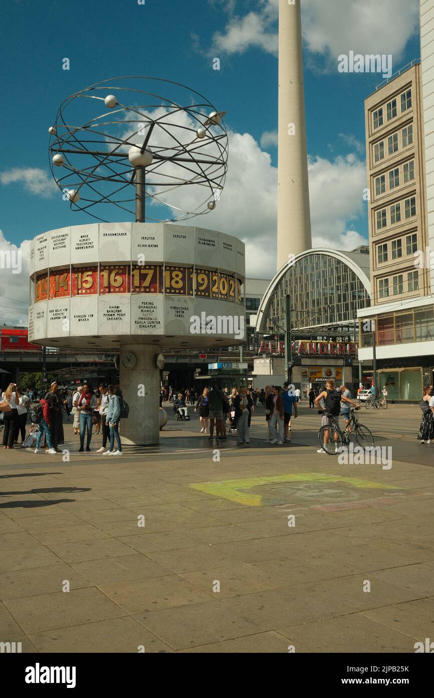 Die Weltzeituhr umgeben von Touristen am Alexanderplatz in Berlin, Deutschland Stockfoto