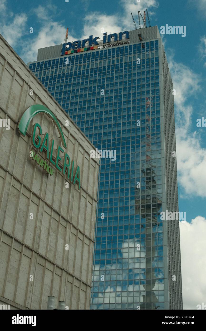 Die Spiegelung des Berliner Fernsehturms in der Glasfassade des Park-Inn Hotels in Berlin Stockfoto