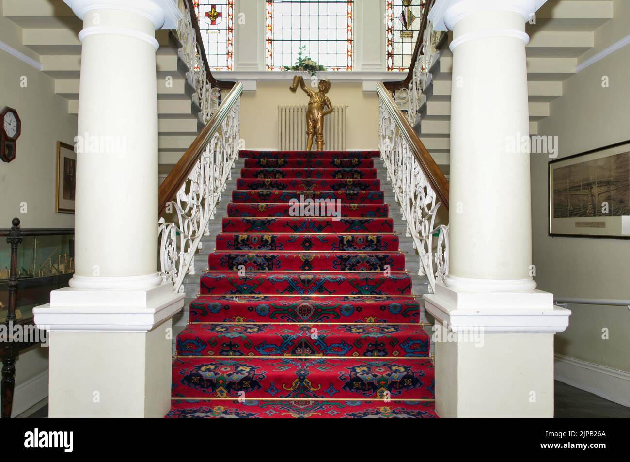 Die schöne Treppe des Rathauses von Cleethorpes mit rotem Teppich Stockfoto