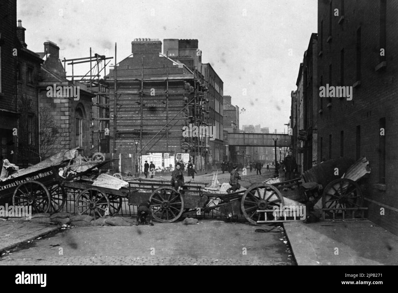 Irische Freiwillige verbarrikadieren Townsend Street, Dublin, um den Vormarsch der Truppen während des Osteraufstands zu verlangsamen. Stockfoto