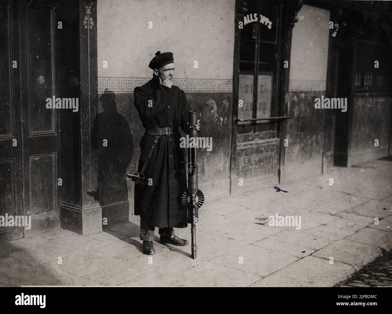 Ein Mitglied der Polizei von Black and Tan in Dublin, raucht und trägt eine Lewis-Waffe, Februar 1921 Stockfoto