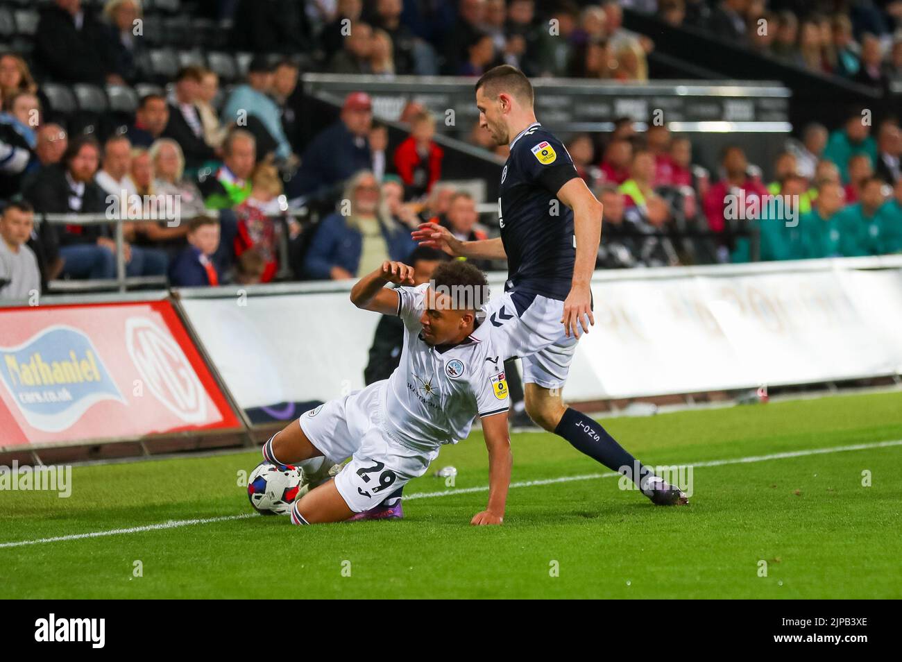 16.. August 2022; Swansea.com Stadion, Swansea, Wales; Championship Football, Swansea versus Millwall: Matthew Sorinola von Swansea City wird von Murray Wallace von Millwallas Fouler angefoult, als er den Ball herausfordert Stockfoto