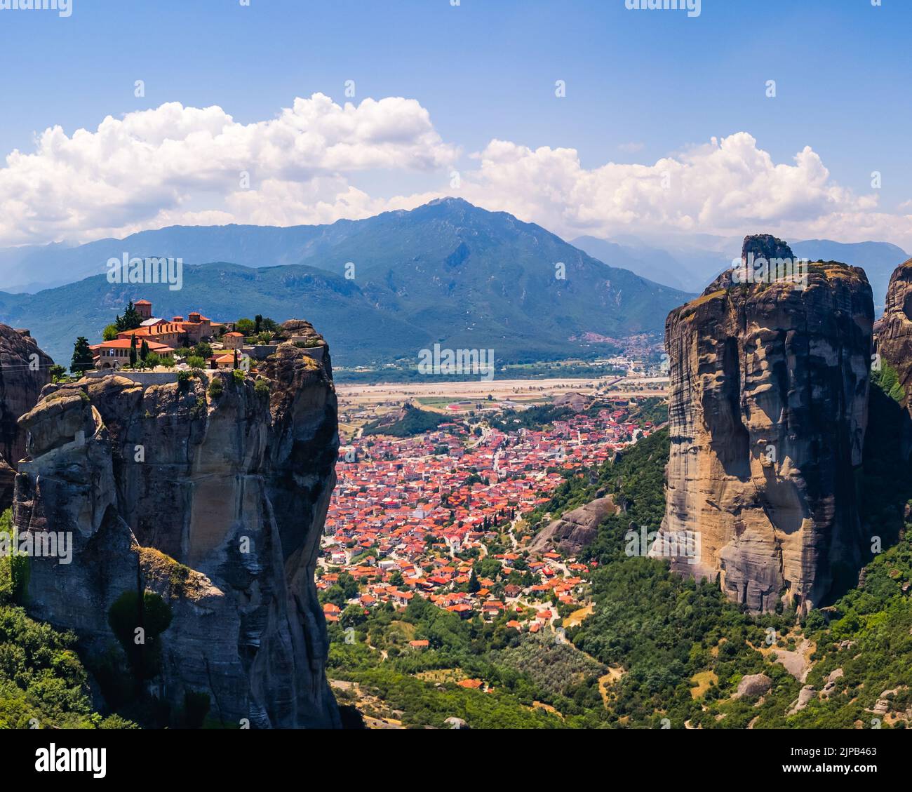 Malerische Luftaufnahme von Meteora und der Stadt Kalambaka in Griechenland. Hochwertige Fotos Stockfoto