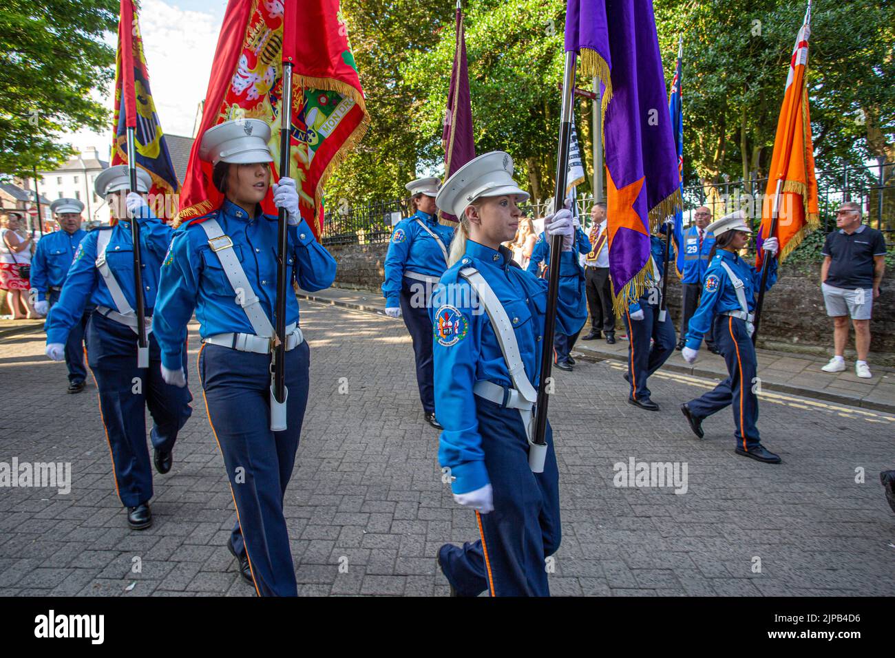 13. August 2022, Londonderry, The East Bank Protestant Boys Flute Band, die an der jährlichen Relief of Derry Parade, der größten loyalen Ordnungsparade, teilnimmt. Stockfoto