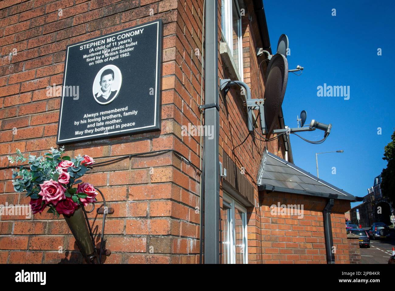 Gedenktafel an der Fahan Street, wo Stephen McConomy 11 Jahre alt war, als er von einem britischen Soldaten angeschossen wurde. Stockfoto