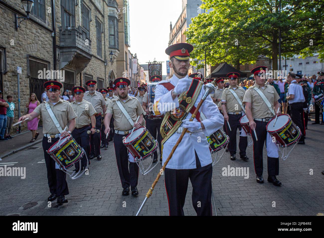 13. August 2022, Londonderry. Bandleader der Churchill-Flötenkapelle, die an der jährlichen Relief of Derry-Parade, der größten loyalen Ordnungs-Parade, teilnimmt Stockfoto