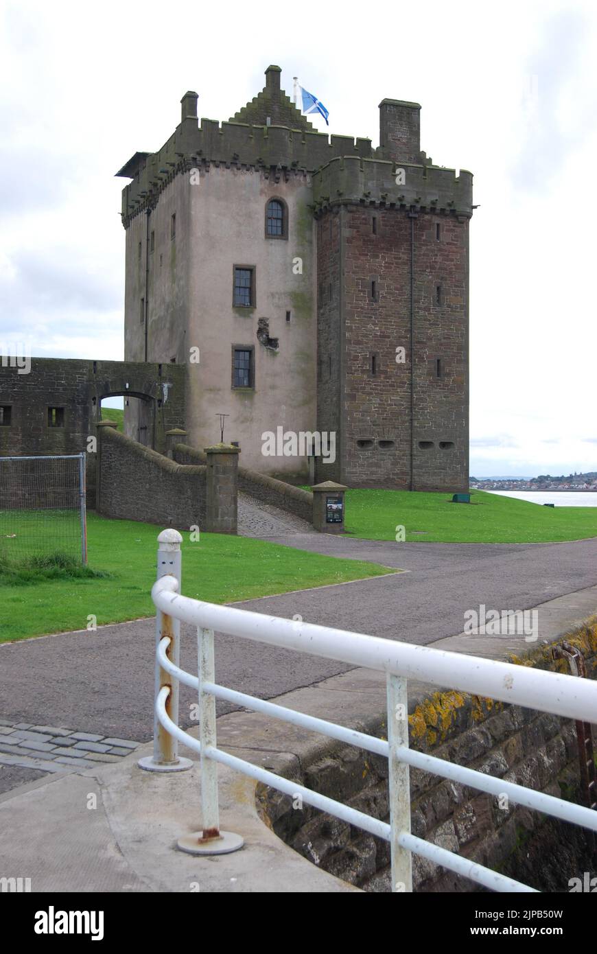 Broughty Castle, mit weißen Geländern im Vordergrund und einer fliegenden Saltire-Flagge, liegt an der Mündung der Tay-Mündung bei Broughty Ferry, in der Nähe von Dundee. Stockfoto