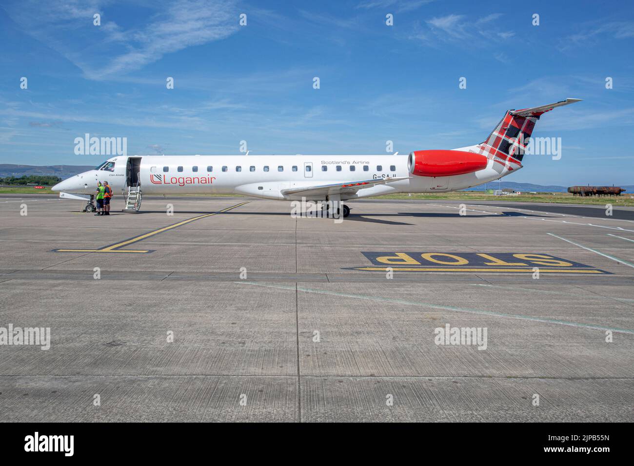 Ein Loganair Embraer EMB 145 auf dem Vorfeld am Flughafen der Stadt Derry, Großbritannien, Nordirland. Stockfoto