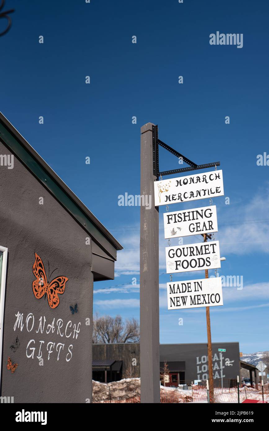 Ein Schild für ein Geschäft, das Monarch Mercantile, in Chama, New Mexico, lautet: „Angelausrüstung, Gourmet Foods, hergestellt in New Mexico.“ Stockfoto