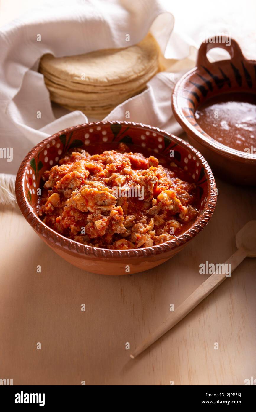 Machaca con Huevo. „Mit Eiern geschreddert“. Geschreddertes trockenes Rindfleisch, Rührei mit Eiern. Typisches Gericht aus Nordmexiko, das seit prähispanischen Zeiten konsumiert wird, i Stockfoto