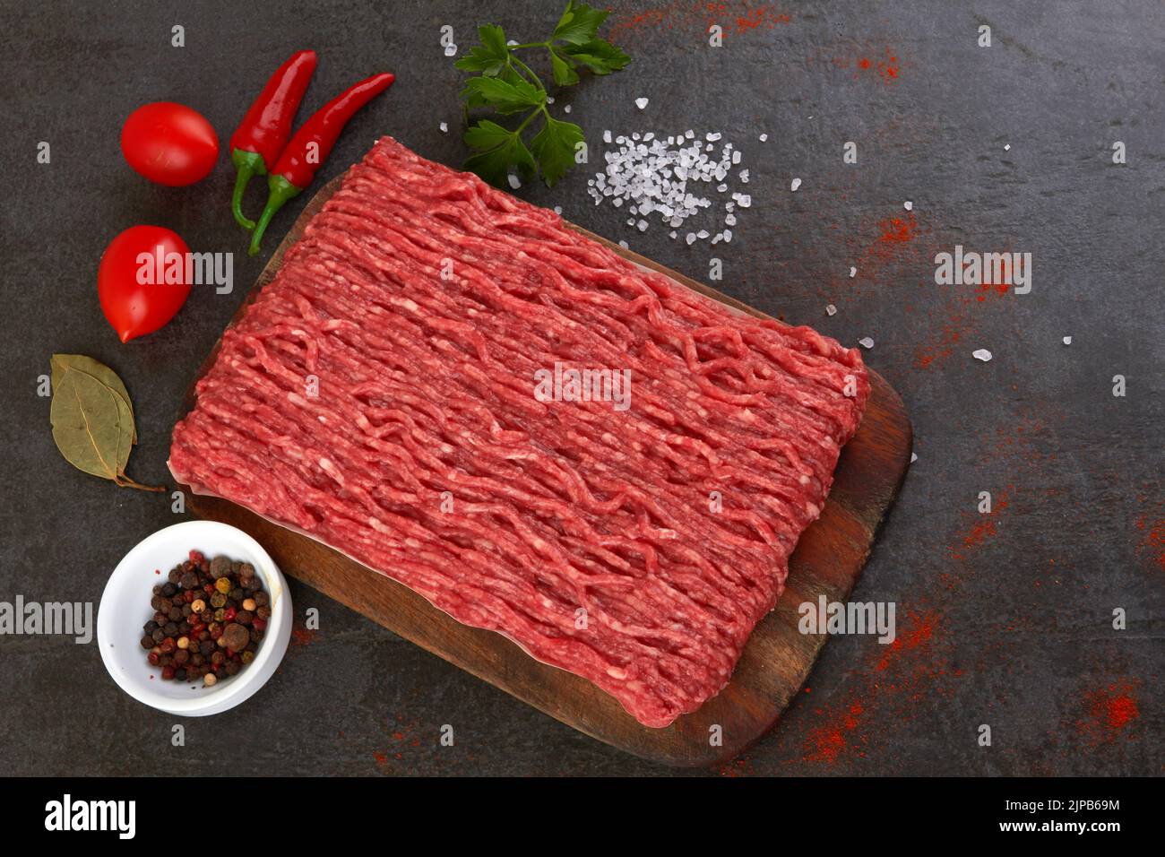 Frisches Schweinefleisch und Rindfleisch, Hackfleisch auf einem schwarzen Stockfoto