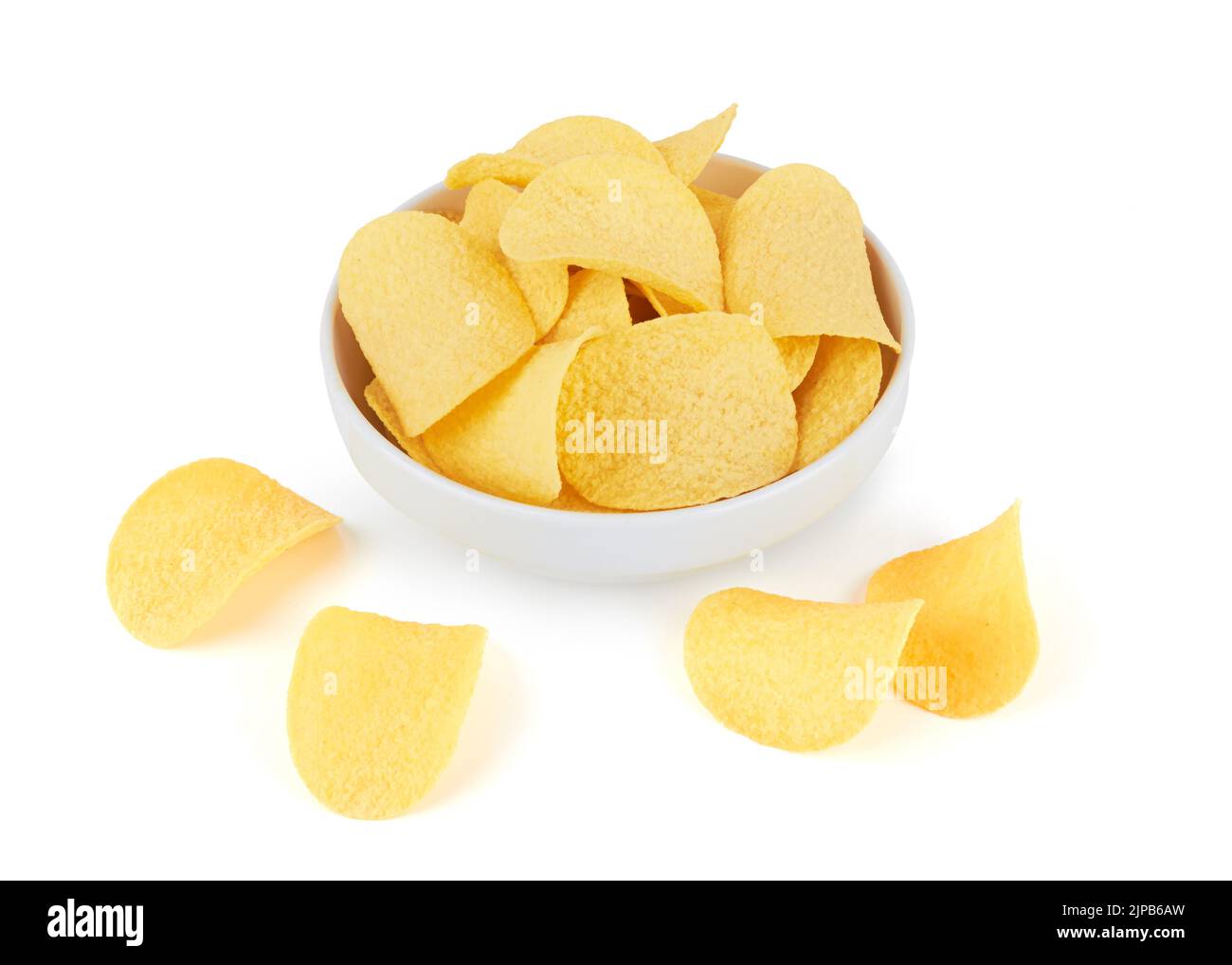 Kartoffelchips in Schüssel isoliert auf weißem Hintergrund Stockfoto