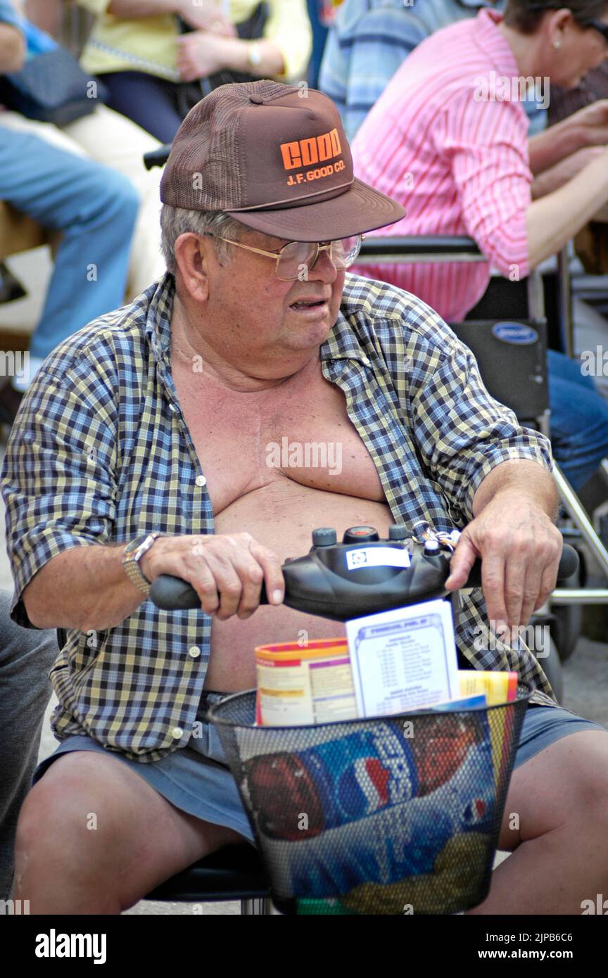 Leute, die auf Rollstühlen und Walkern auf dem Florida State Fair Gelände sind, Seniors Adipositas, Stockfoto