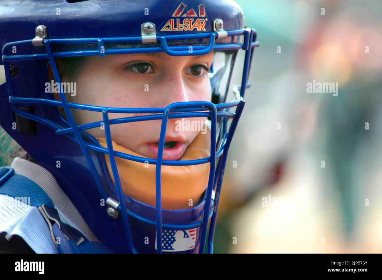 Jugend und Trainer auf Sportplätzen beim Frühling Sport, wird trainiert und spielt Spiele Mädchen Fastpitch Softball catcher Stockfoto
