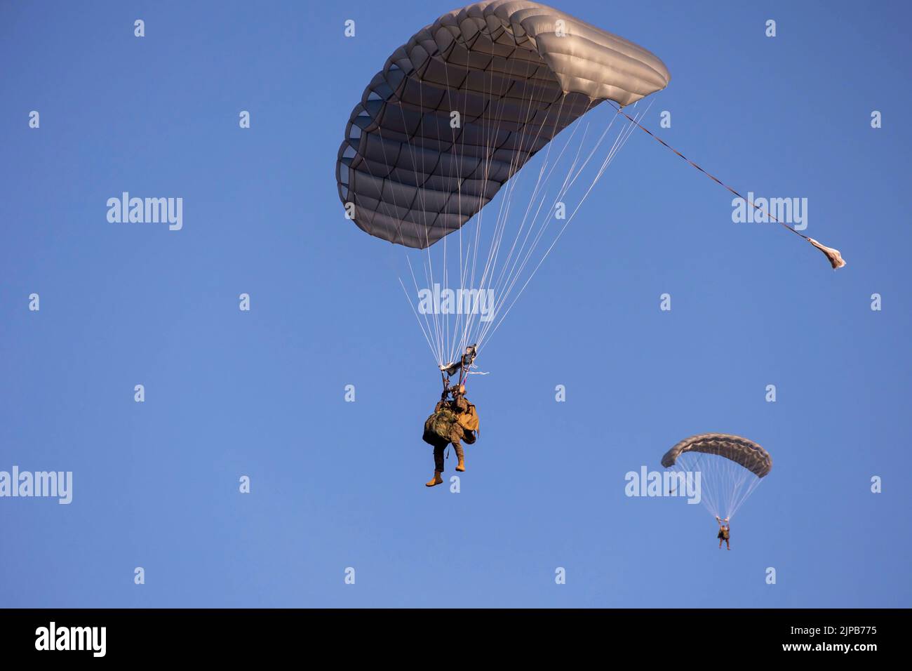 Hearne, Texas, USA. 22.. Juli 2022. U.S. Marines mit Force Reconnaissance Company, III Marine Expeditionary Force, Fallschirm bei einem Hochsprung auf dem städtischen Flughafen Hearne, Hearne, Texas, 18. Juli 2022. USA Diese Schulung wurde während der Übung Desert Eagle 2022 durchgeführt, um die richtigen Techniken und die Marines-Kenntnisse zur Unterstützung zukünftiger III MEF-Operationen in der Indo-Pazifik-Region zu verbessern. Quelle: U.S. Marines/ZUMA Press Wire Service/ZUMAPRESS.com/Alamy Live News Stockfoto