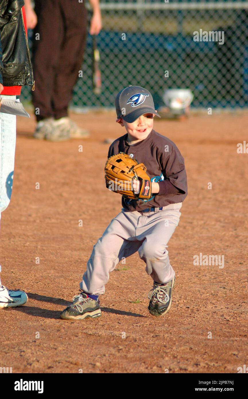 Jugendliche und Trainer auf Sportplätzen während des Frühlingssports, gecoacht und gespielt werden, Baseballspiele Stockfoto
