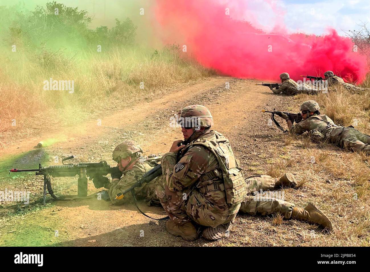 22. Juli 2022 - Richards Bay, Südafrika - Soldaten der Nationalgarde der New Yorker Armee der 107. Military Police Company nahmen am 22. Juli 2022 an einer Reaktion auf einen Hinterhalt mit der südafrikanischen Nationalen Verteidigungseinheit in der Nähe von KwaMbonambi-Mfolozane Teil. Die US-Soldaten befinden sich im Rahmen der gemeinsamen Vereinbarung, einer halbjährlichen Schulungsveranstaltung zur Verbesserung der operativen Fähigkeiten und der Partnerschaft zwischen den USA und Südafrika, in Südafrika. Die diesjährige Übung umfasst Feldtrainings und Übungen zur medizinischen Bereitschaft. Die Teilnehmer werden in einer Gruppe von O in Zahnarztpraxen, Gesundheitseinrichtungen und Tierarztkliniken stationiert Stockfoto 22. Juli 2022 - Richards Bay, Südafrika - Soldaten der Nationalgarde der New Yorker Armee der 107. Military Police Company nahmen am 22. Juli 2022 an einer Reaktion auf einen Hinterhalt mit der südafrikanischen Nationalen Verteidigungseinheit in der Nähe von KwaMbonambi-Mfolozane Teil. Die US-Soldaten befinden sich im Rahmen der gemeinsamen Vereinbarung, einer halbjährlichen Schulungsveranstaltung zur Verbesserung der operativen Fähigkeiten und der Partnerschaft zwischen den USA und Südafrika, in Südafrika. Die diesjährige Übung umfasst Feldtrainings und Übungen zur medizinischen Bereitschaft. Die Teilnehmer werden in einer Gruppe von O in Zahnarztpraxen, Gesundheitseinrichtungen und Tierarztkliniken stationiert Stockfoto