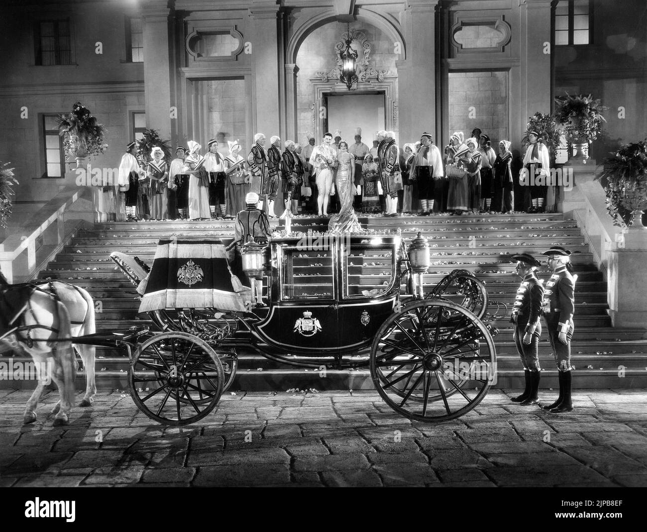 Allan Prior, Vivienne Segal (beide Mitte), Hochzeitsszene, Drehort des Films, „Bride of the Regiment“, First National Picters, Warner Bros., 1930 Stockfoto