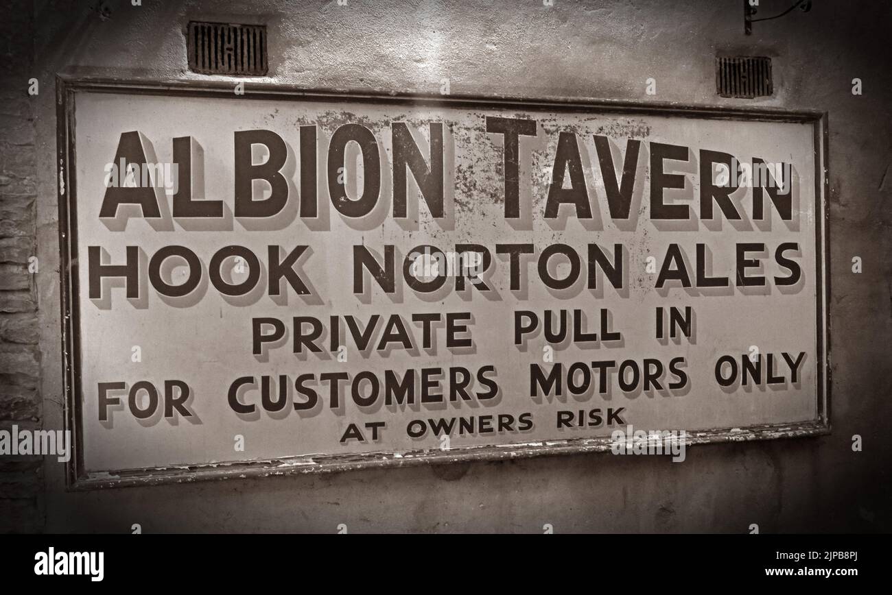 Historisches englisches öffentliches Haus, Albion Tavern, Hook Norton Ales Schild - Privat Pull-in, nur für Kunden, Motoren auf eigenes Risiko Stockfoto