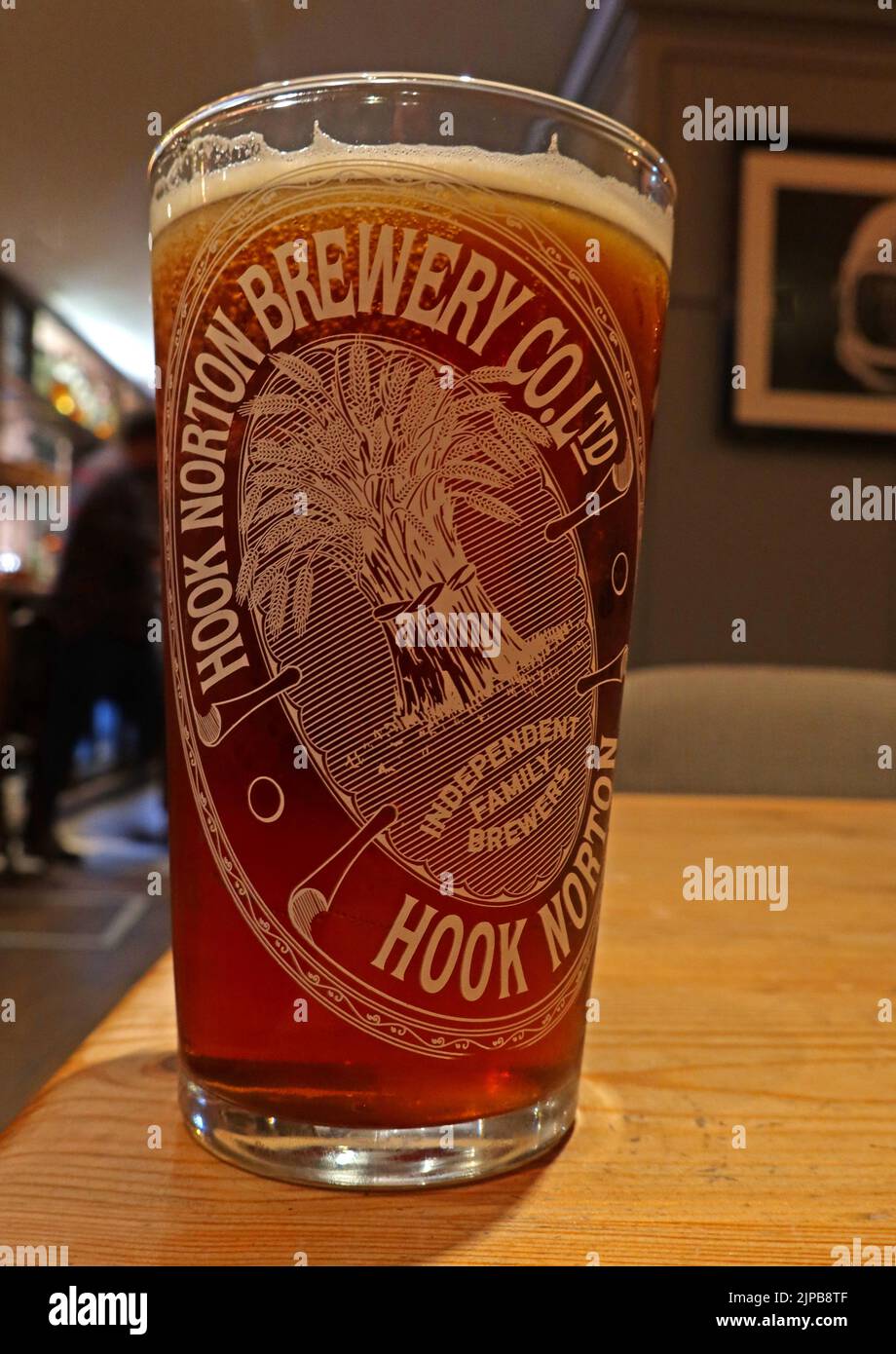 Ein Pint Old Hooky, aus der Hook Norton Brewery, in der Nähe von Banbury, Oxfordshire, England, Großbritannien, OX15 5NY Stockfoto