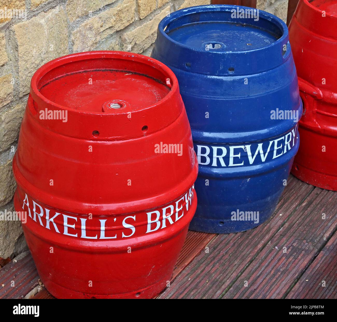 Arkells Brewery Red & Blue Barrels, Chipping Norton, Oxfordshire, England, Großbritannien, OX7 5AA Stockfoto
