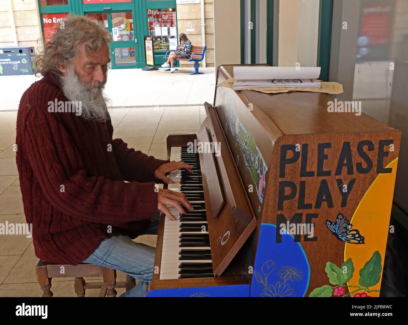 Public Community Piano, bereitgestellt zum Spielen-Please Play Me, in West Street, Chipping Norton, West Oxfordshire, Oxfordshire, Südostengland, Großbritannien, OX7 5LH Stockfoto