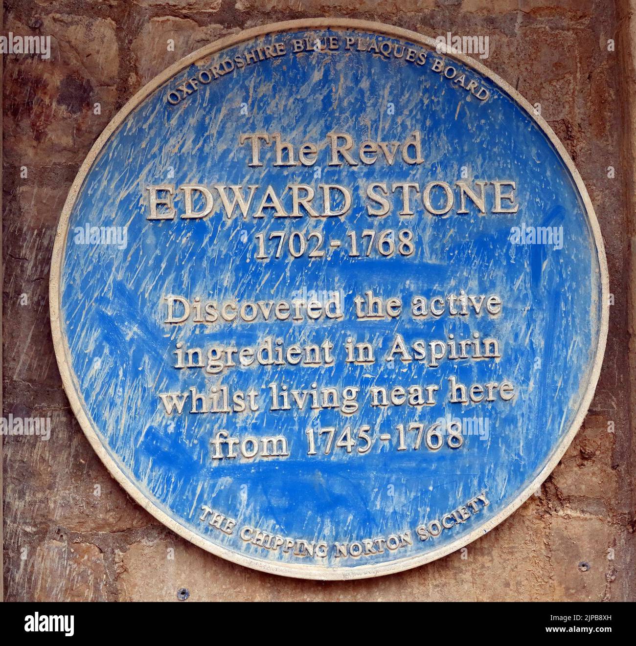 Blue Plaque, Revd Edward Stone 1702-1768, entdeckte Asprin. Das alte Rathaus, Chipping Norton, West Oxfordshire, England, Großbritannien, OX7 5NA Stockfoto