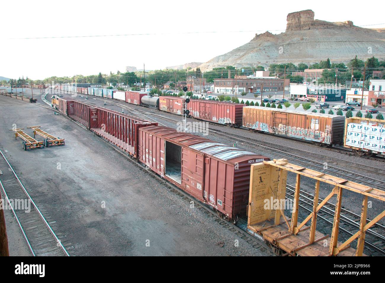 Eisenbahn-Güterbahnhof mit Abstell- und Switcher und Motoren und Autos und Werkstätten in Utah Stockfoto