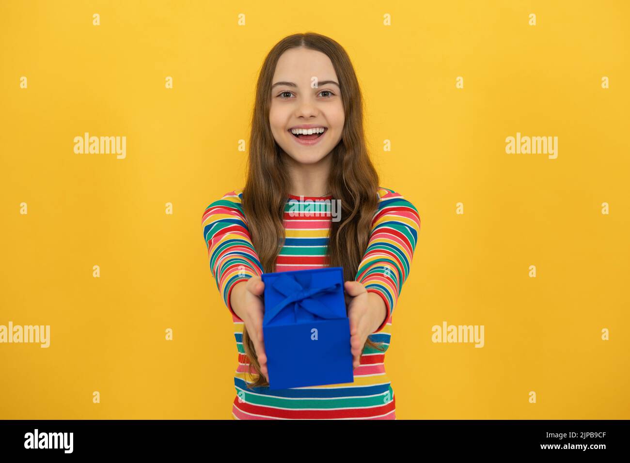 Porträt eines Teenagers Kind Mädchen 12, 13, 14 Jahre alt mit Weihnachts-Geschenkbox. Teen geben Geburtstagsgeschenk. Stockfoto