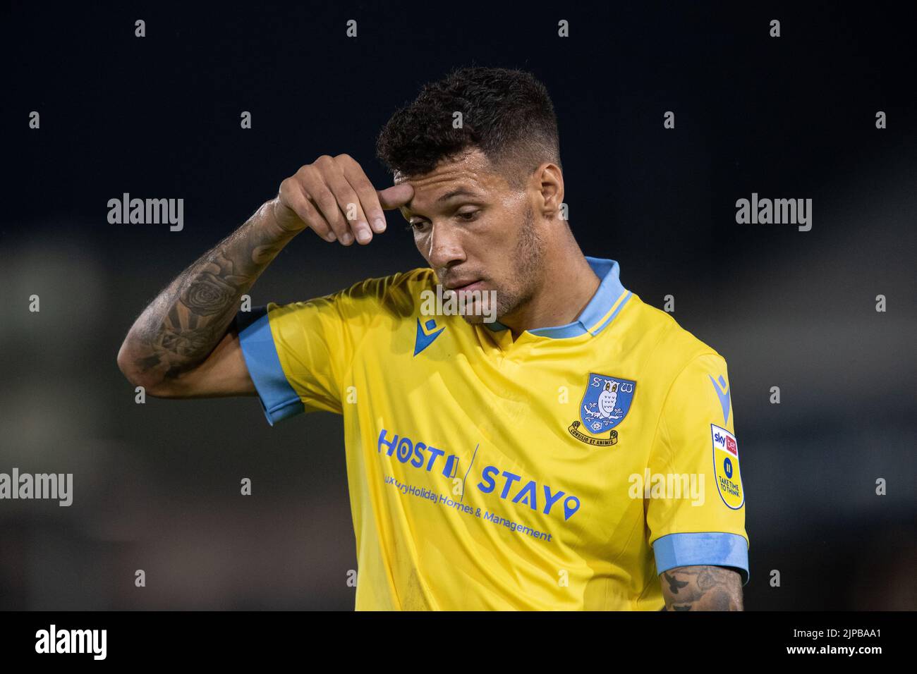 Peterborough, Großbritannien. 16. August 2022. Marvin Johnson #18 von Sheffield Mittwoch während des Spiels in Peterborough, Großbritannien am 8/16/2022. (Foto von James Heaton/News Images/Sipa USA) Quelle: SIPA USA/Alamy Live News Stockfoto