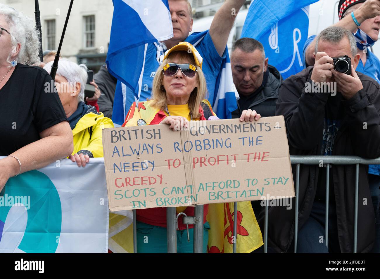 Perth Concert Hall, Perth, Schottland, Großbritannien. 16.. August 2022. Demonstranten versammelten sich vor der Konzerthalle von Perth vor den konservativen Wahlen, die im Inneren stattfinden. Dies ist die siebte Aussprache und das einzige Mal, dass die Debatte in Schottland stattfindet. Kredit: Kay Roxby/Alamy Live Nachrichten Stockfoto