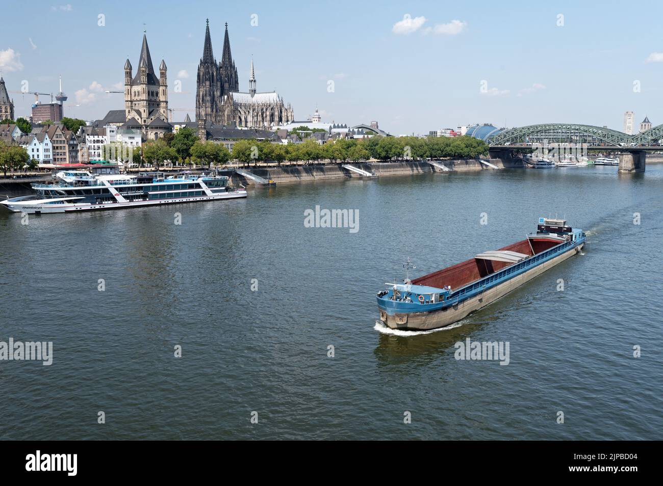 Köln, Deutschland 16. August 2022: Ein unbeladenes Frachtschiff fährt bei niedrigem Wasserstand auf dem rhein in köln Stockfoto