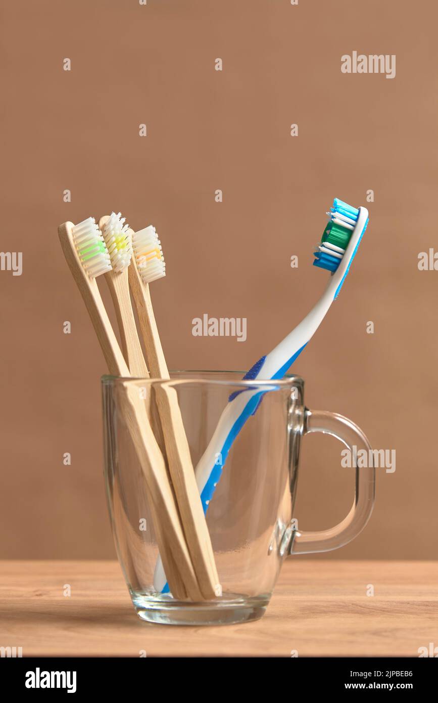 Zahnbürsten, eine Plastikbürsten und ein Satz von drei ökologischen aus Bambus. Konzepte: Nachhaltiger Lebensstil, Auswahl an biologisch abbaubaren kompostierbaren und env Stockfoto