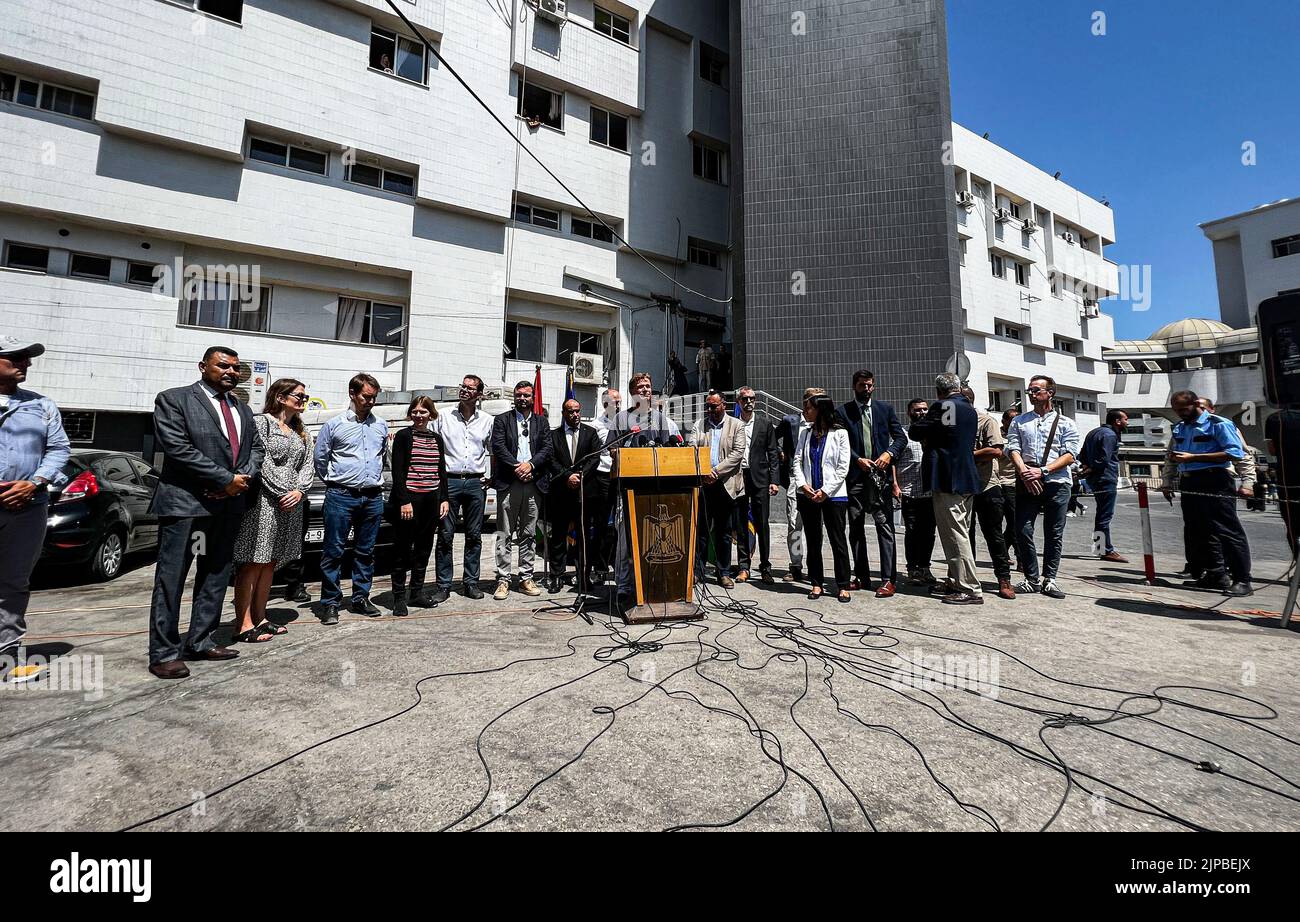 Gaza, Palästina. 16. August 2022. Sven Kuehn von Burgsdorff (C), EU-Vertreter in Palästina, spricht auf einer Pressekonferenz während eines gemeinsamen Besuchs mit anderen europäischen Delegierten im Shifa-Krankenhaus nach der jüngsten Eskalation der Gewalt im Gazastreifen. (Foto von Nidal Alwaheidi/SOPA Images/Sipa USA) Quelle: SIPA USA/Alamy Live News Stockfoto