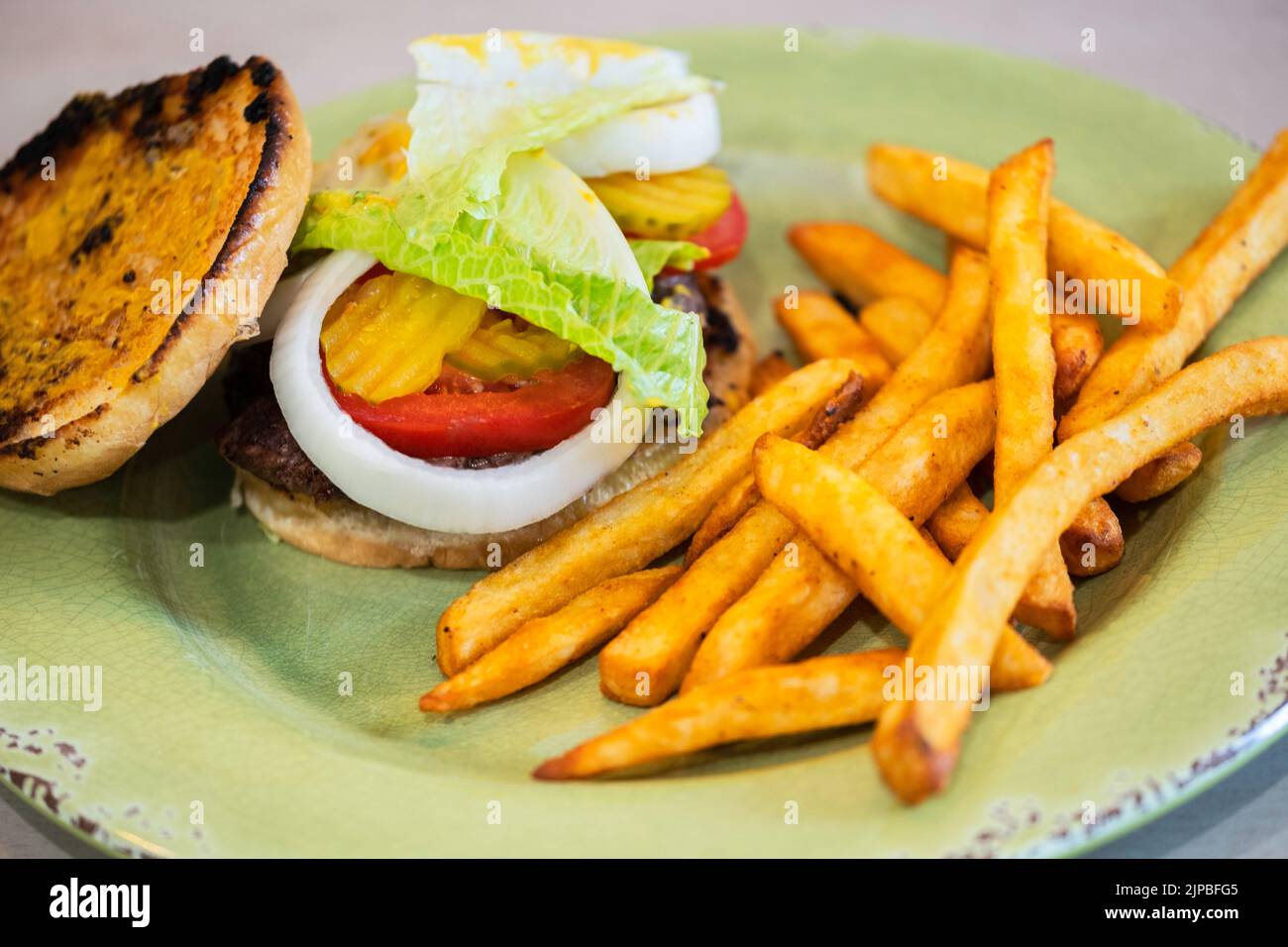 Hausgemachter Rindfleisch-Hamburger mit Zwiebeln, Gurken, Tomaten ...