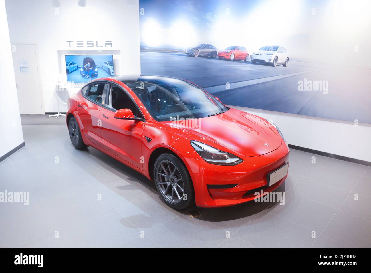 SHANGHAI, CHINA - 2. APRIL 2021 - Ein rotes Modell des neuen Energie-Elektrofahrzeugs Tesla wird am 2. April 2021 in Shanghai, China, zu sehen sein. Am 17. August 2022 Stockfoto